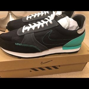 BNWT Nike Daybreak type uni in men’s size 9/10.5!!